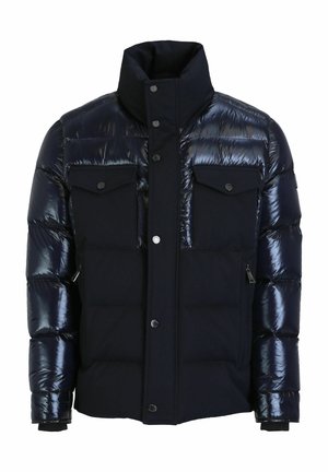 Marineblauer Puffer-Jacke mit einer Mischung aus glänzendem und mattem Stoff, hochgeschlossenem Kragen, zwei Brusttaschen und Knopfverschlüssen.