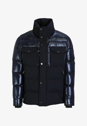 Marineblauer Puffer-Jacke mit einer Mischung aus glänzendem und mattem Stoff, hochgeschlossenem Kragen, zwei Brusttaschen und Knopfverschlüssen.