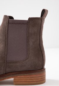 Clarks Kotníková obuv - taupe