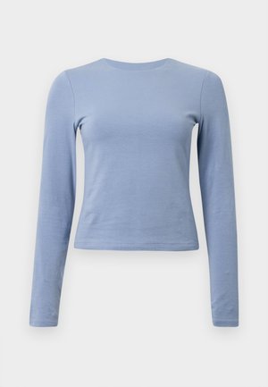 Vaaleansininen pitkähihainen paita, joka on valmistettu pehmeästä puuvillamateriaalista. Siinä on pyöreä pääntie ja istuva siluetti tasaisella pinnalla.