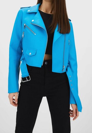 Blauw, cropped neplederen bikerjack met zilverkleurige hardware, ritszakken en riemdetail; lange mouwen met drukknopenaccents.