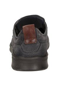 Szary zamszowy but z czarną gumową podeszwą. Posiada brązową skórzaną pętelkę na pięcie oraz subtelne detale przeszyć wokół cholewki.