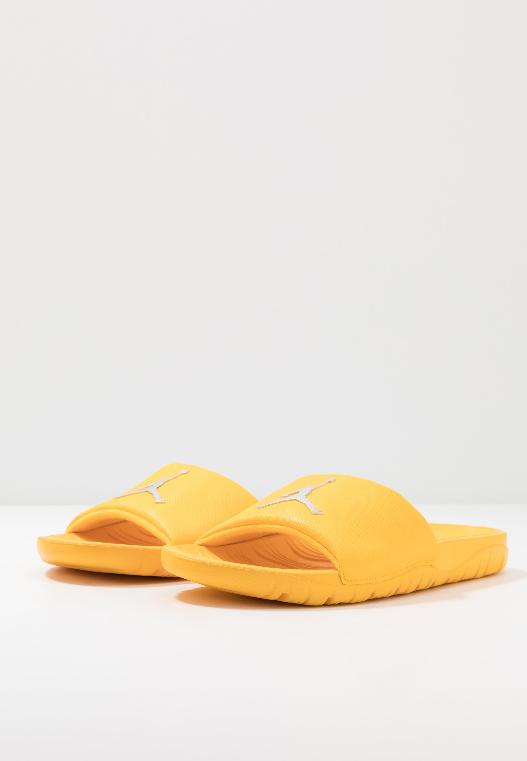 Jordan BREAK - Sandalias planas - amarillo/metallic silver/amarillo -  Zalando.es