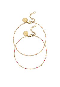 Anklet de doble capa en tono dorado que presenta pequeñas cuentas en naranja y rosa, con cierre de broche y cadena ajustable para el tamaño.