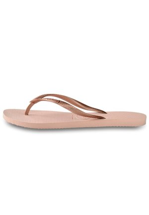 Roze flip-flops met een getextureerde rubberen zool, voorzien van dunne bruine bandjes. De bandjes zijn lichtglanzend, wat het minimalistische ontwerp versterkt.
