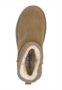 Botte chelsea en suède beige clair avec une doublure intérieure douce, des détails cousus et une semelle en caoutchouc texturée pour l'adhérence. Marquage visible à l'intérieur.