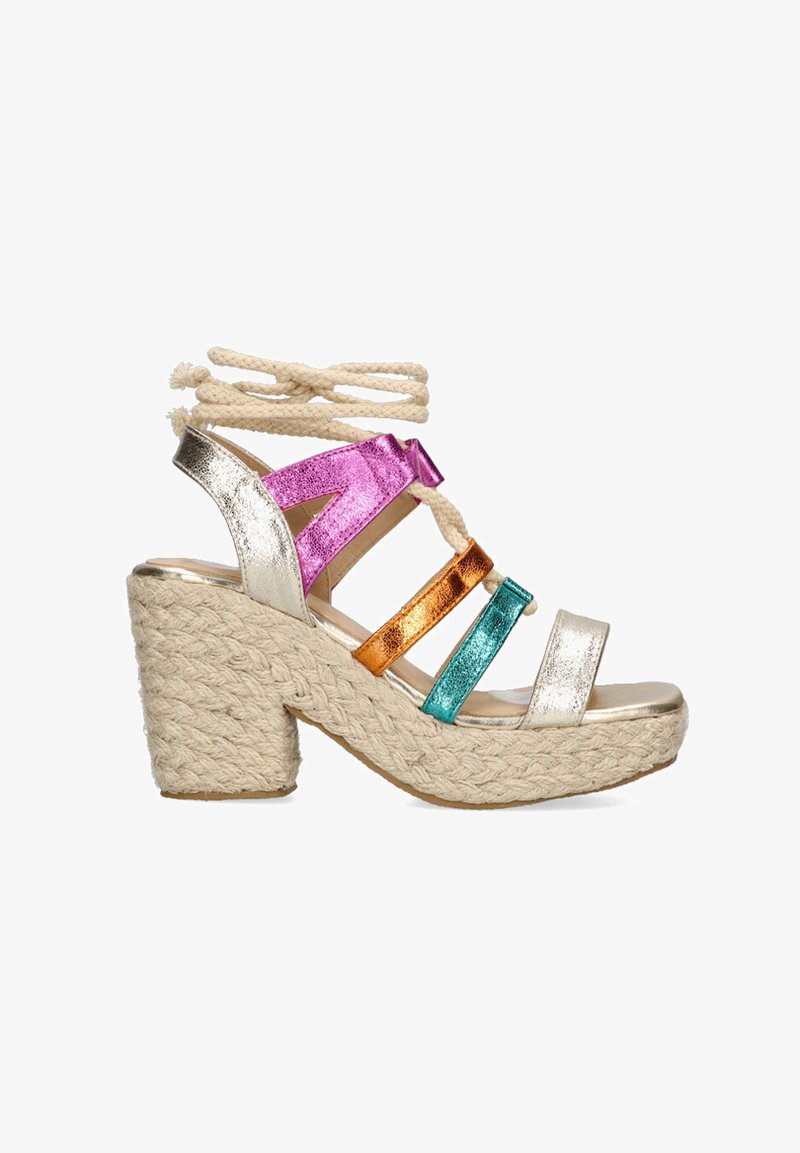 Sandalias de plataforma multicolores con correas en dorado, plateado, rosa, naranja y verde azulado. Tacón de yute texturizado y trenzado con un lazo de cuerda.