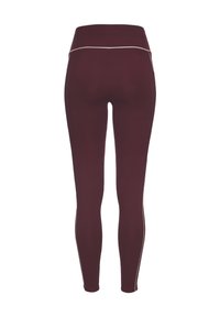 Burgundijas augsto jostasvietu legingi ar baltām apdari detaļām gar jostasvietu un ārējām kāju šuvēm, redzami no aizmugures.