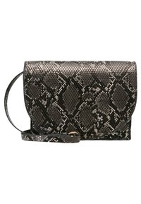 Bolso cruzado con estampado de piel de serpiente negro y gris, con una solapa redondeada y una correa delgada ajustable.