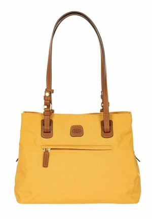 Borsa tote gialla con manici in pelle marrone, tasca frontale con zip e una piccola toppa con il logo del marchio al centro.