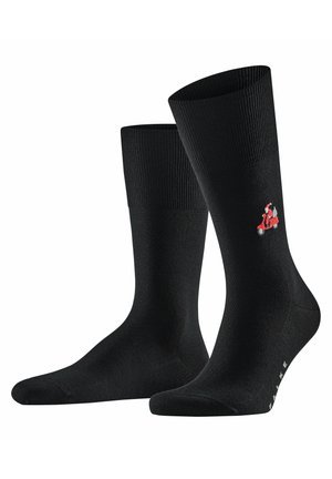 Schwarze Socken mit gerippten Bündchen und einem roten gestickten Design einer Figur auf einem Roller. Glatte Textur mit verstärkter Zehen- und Fersenpartie.