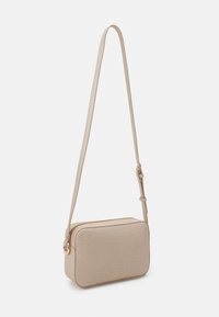 Borsa a tracolla rettangolare beige con finitura testurizzata e lunghezza regolabile, con dettagli in metallo dorato.