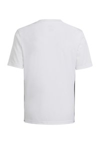Camiseta atlética blanca de manga corta con textura suave, paneles de malla en los lados y acentos negros contrastantes a lo largo de las costuras laterales.