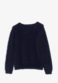 Marineblauer, flauschiger Pullover mit rundem Halsausschnitt, langen Ärmeln und gerippten Bündchen. Weiche Textur ohne sichtbare Logos oder Verzierungen.