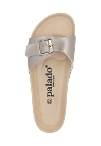 Sandal grigio chiaro con una larga fascia e dettaglio fibbia. Soletta morbida e imbottita in beige, con marchio e indicazioni della taglia. Suola piatta.