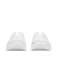 Witte plastic slidesandalen met open tenen, voorzien van meerdere ventilatiegaten en een platte zool. Gladde textuur, minimalistisch ontwerp.