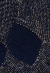 Calze blu marino con un motivo in maglia testurizzata e un risvolto di un blu scuro a contrasto. Il materiale sembra morbido e durevole, adatto per un abbigliamento informale.
