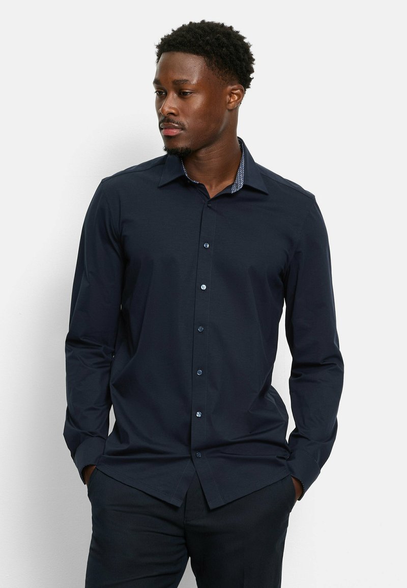 Dunkelblaues Langarmhemd mit Knopfverschluss. Verfügt über einen gemusterten Kragen und Manschetten, mit kontrastierenden Knöpfen und einer glatten Textur.