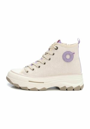 Zapatillas altas de lona color crema con un patrón texturizado. Presentan detalles en morado, un logo redondo y una suela gruesa blanca y beige.