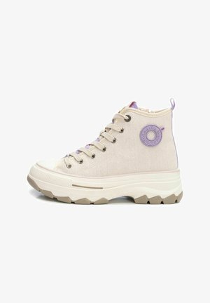Zapatillas altas de lona color crema con un patrón texturizado. Presentan detalles en morado, un logo redondo y una suela gruesa blanca y beige.