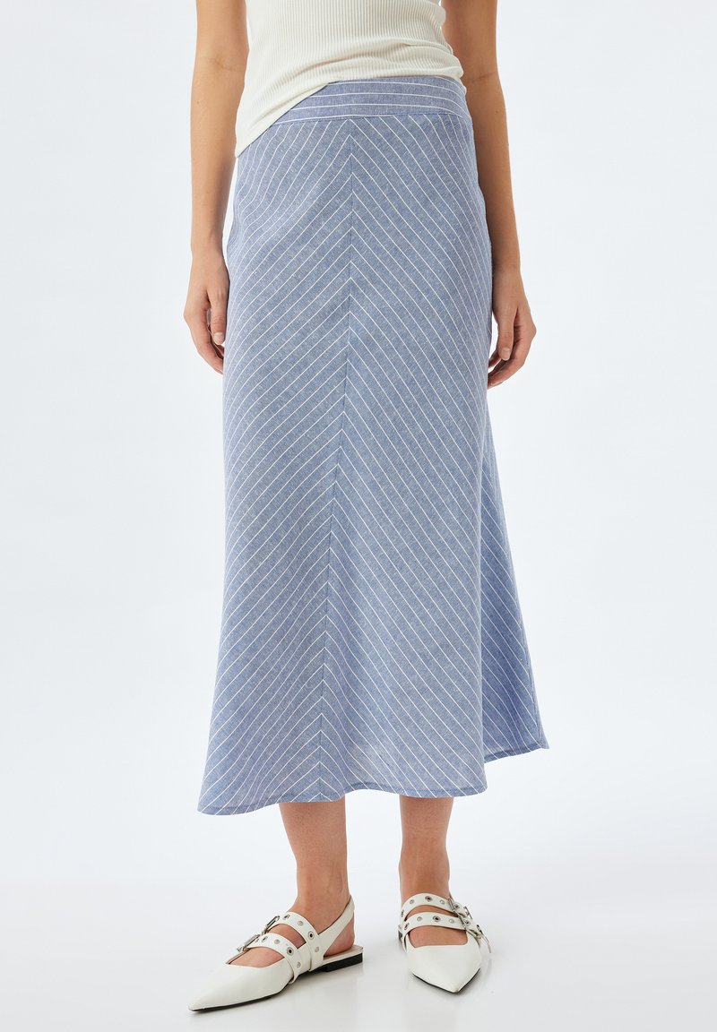 Hellblauer Midirock mit weißen diagonalen Streifen, hergestellt aus weichem Stoff. Ausgestellt geschnitten, glatte Textur und ein Bündchen für einen sicheren Sitz.