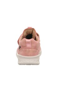 Rosa Wildleder-Sneaker mit gepolstertem Schaft, weißer Gummisohle und Zuglasche an der Ferse. Innen mit einem strukturierten Futter.