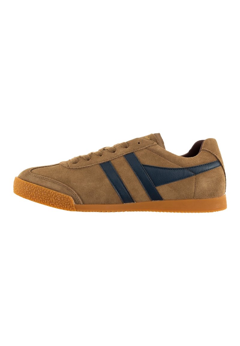 Sneaker in suede marrone con strisce in pelle blu, suola in gomma con un motivo testurizzato e design classico con lacci.