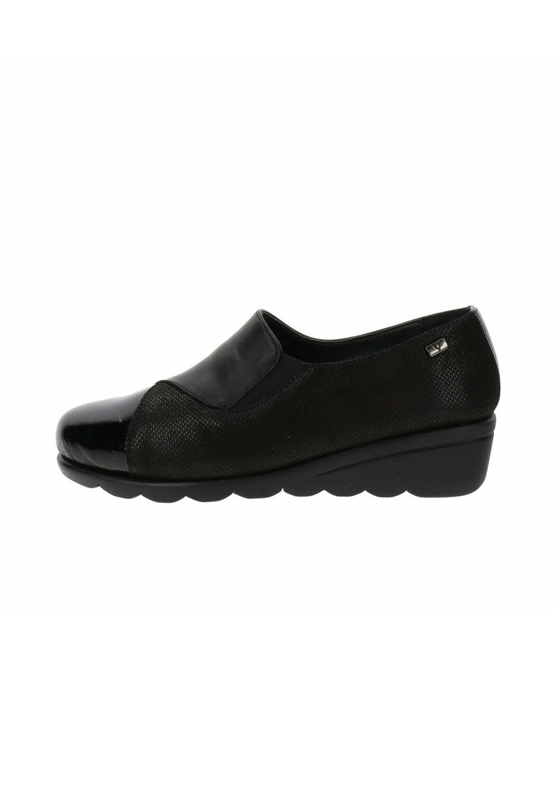Scarpe slip-on nere con tomaia in tessuto testurizzato, punta lucida e suola a zeppa bassa con battistrada flessibile. Accentuate da hardware discreti.