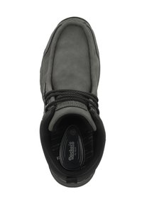 Zapato de ante gris con acentos negros, diseño con cordones, cuello acolchado y suela texturizada. El interior cuenta con una plantilla de marca con la talla correspondiente.