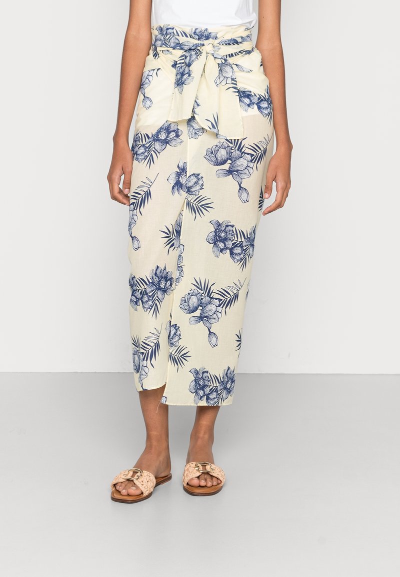 Blomstret wrap-skirt med en cremefarvet baggrund, prydet med blå blomster- og bladmønstre, bundet i taljen og med en lige silhuet.
