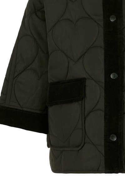 Zwarte gewatteerde jas met een hartpatroon, corduroy afwerking en drukknoopsluiting. Inclusief één opgestikte zak met klep. Gestructureerde stof.