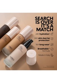 Quatre flacons de fond de teint radieux KIKO Love Fusion en dégradé de teintes avec des bouchons-pompes, mettant en avant l'hydratation, la protection de la peau, la tenue longue durée et la respirabilité.