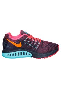 Scarpa da corsa Nike in blu navy e rosa, con parte superiore in rete, logo arancione e suola teal con scanalature di supporto e un design vivace.