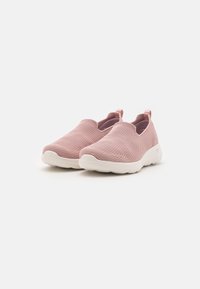 Zapatillas de malla rosa sin cordones con una superficie texturizada, aberturas elásticas y suelas de goma blanca, que cuentan con una pequeña lengüeta en el talón.
