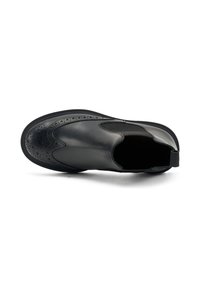 Scarpa in pelle nera caratterizzata da una tomaia liscia con dettagli perforati, pannelli elastici laterali e una resistente suola in gomma.