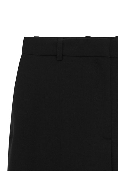 Zwarte broek met een vlakke voorkant, riemlussen en zijzakken. De stof heeft een gladde, gestructureerde afwerking en is geschikt voor formele kleding.