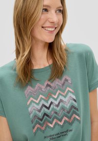 s.Oliver PAILLETTEN - T-Shirt print - petrol