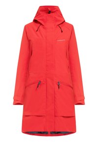 Röd vattentät huvajacka med frontdragkedja, två dragkedjeförsedda sidofickor, justerbara ärmslut och varumärkeslogotyp på bröstet.