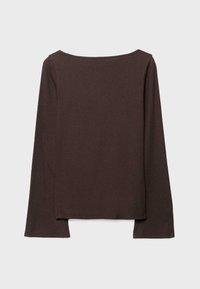 Top a maniche lunghe color marrone scuro, realizzato in tessuto morbido. Presenta una scollatura ampia e un taglio dritto con spacchi laterali in fondo.