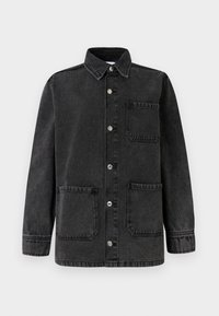 Črna jeans jakna z ovratnikom, dvema sprednjima žepoma in srebrnimi sponkami na pritiskač. Tkanina ima rahlo obrabljeno teksturo.