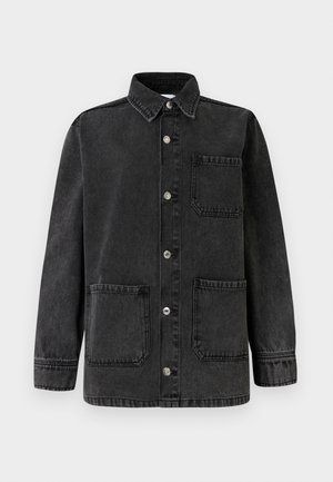 Melnā džinsa jaka ar apkakli, divām priekšējām kabatām un sudraba sprauļu pogām. Audums ir nedaudz nodiluša izskata.