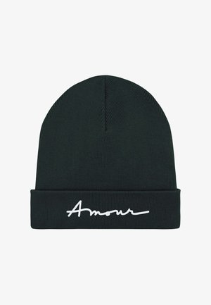 Bonnet vert foncé avec une texture côtelée et un revers plié, arborant une inscription cursive blanche "Amour" sur le devant.