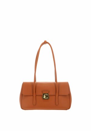 Borsa a mano in pelle marrone con due lunghi cinturini e una chiusura dorata al centro frontale, mostrata su sfondo bianco.