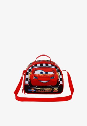 Sac souple rouge avec un motif de voiture de course cartoon, des accents en damier, une bandoulière unique et une poignée supérieure pour un transport facile.