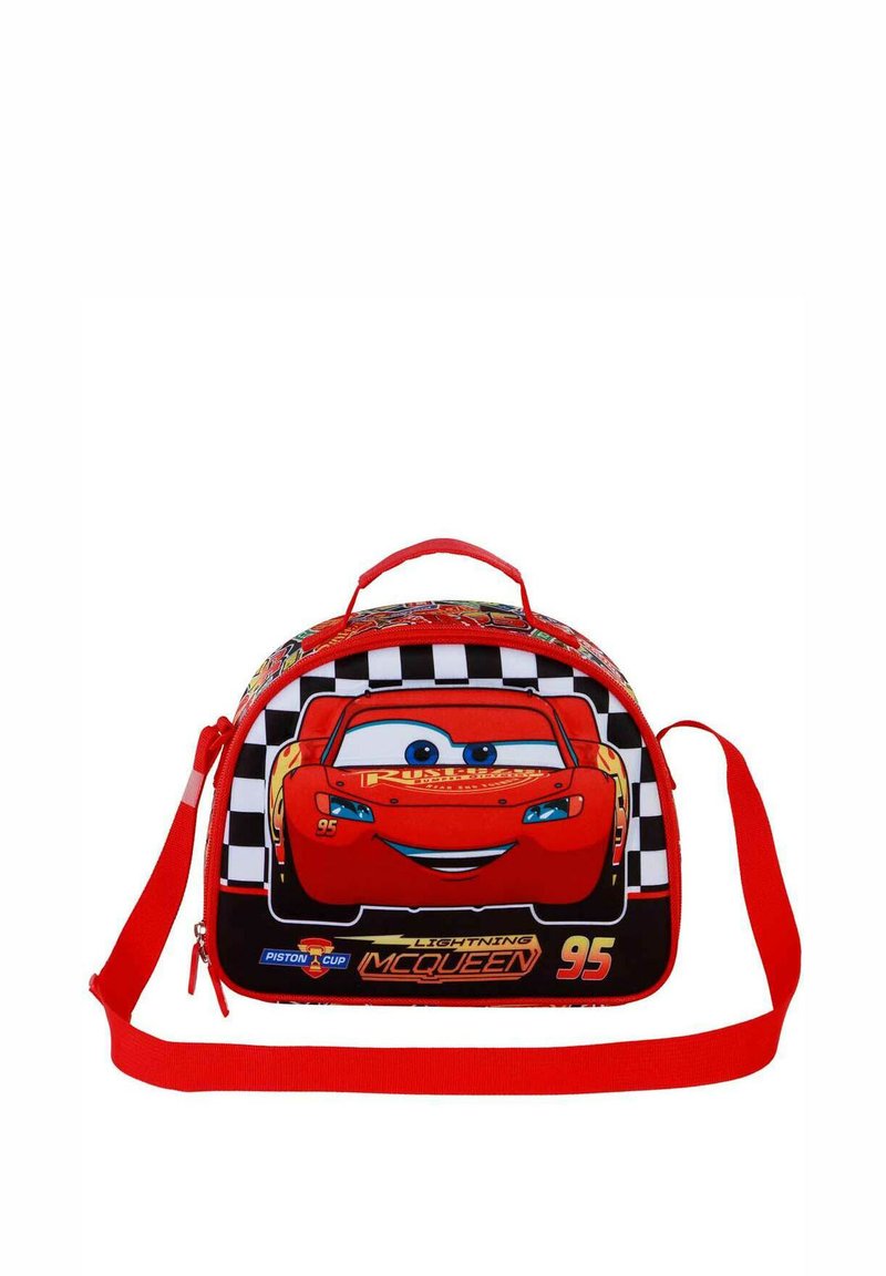 Sac souple rouge avec un motif de voiture de course cartoon, des accents en damier, une bandoulière unique et une poignée supérieure pour un transport facile.