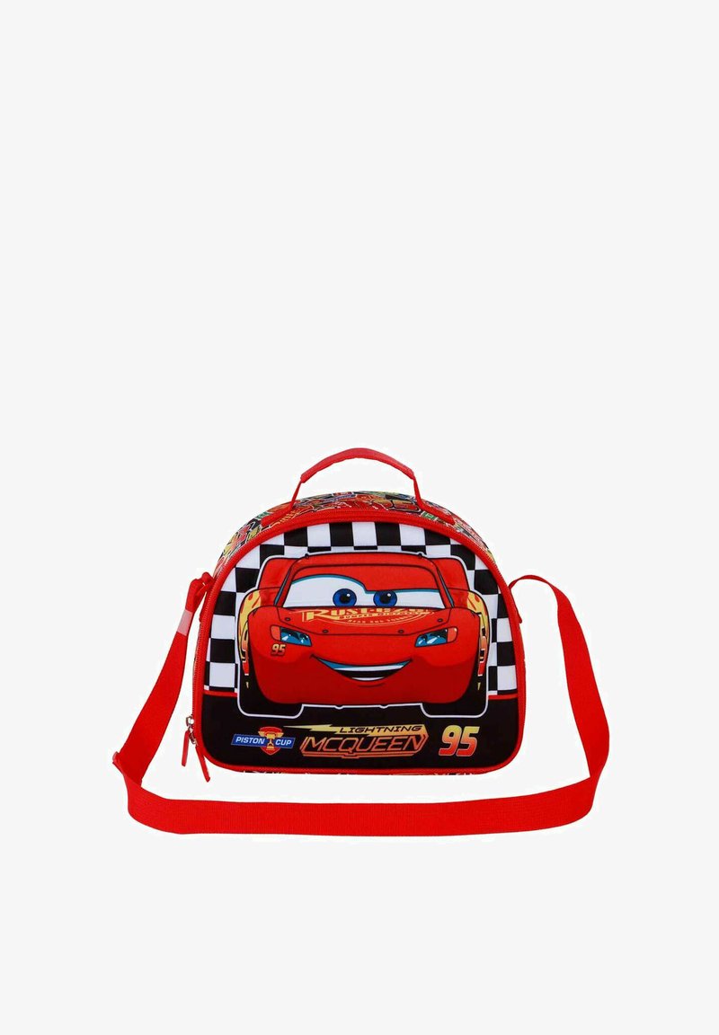 Sac souple rouge avec un motif de voiture de course cartoon, des accents en damier, une bandoulière unique et une poignée supérieure pour un transport facile.