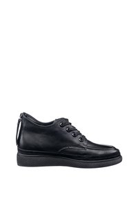 Sneaker in pelle nera con punta arrotondata, lacci frontali e suola in gomma testurizzata. Presenta una linguetta sul retro e dettagli di cucitura minimi.