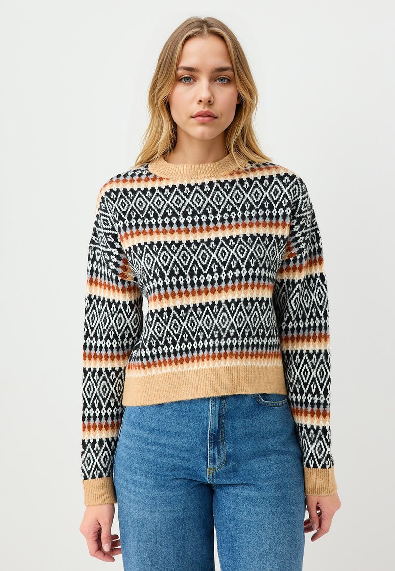 Gebreide trui met zwarte, witte en oranje ruitpatronen; geribbelde crèmekleurige kraag en manchetten; cropped ontwerp. Gecombineerd met blauwe denim.