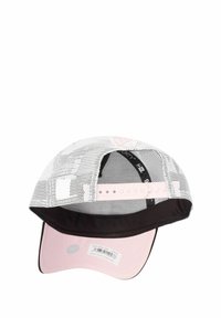 Verstellbare Kappe mit einem rosa Schirm und Unterseite, einem schwarzen Rand und weißem Netzstoff. Sie verfügt über ein Logo-Emblem und einen Snap-Verschluss zur Größenanpassung.