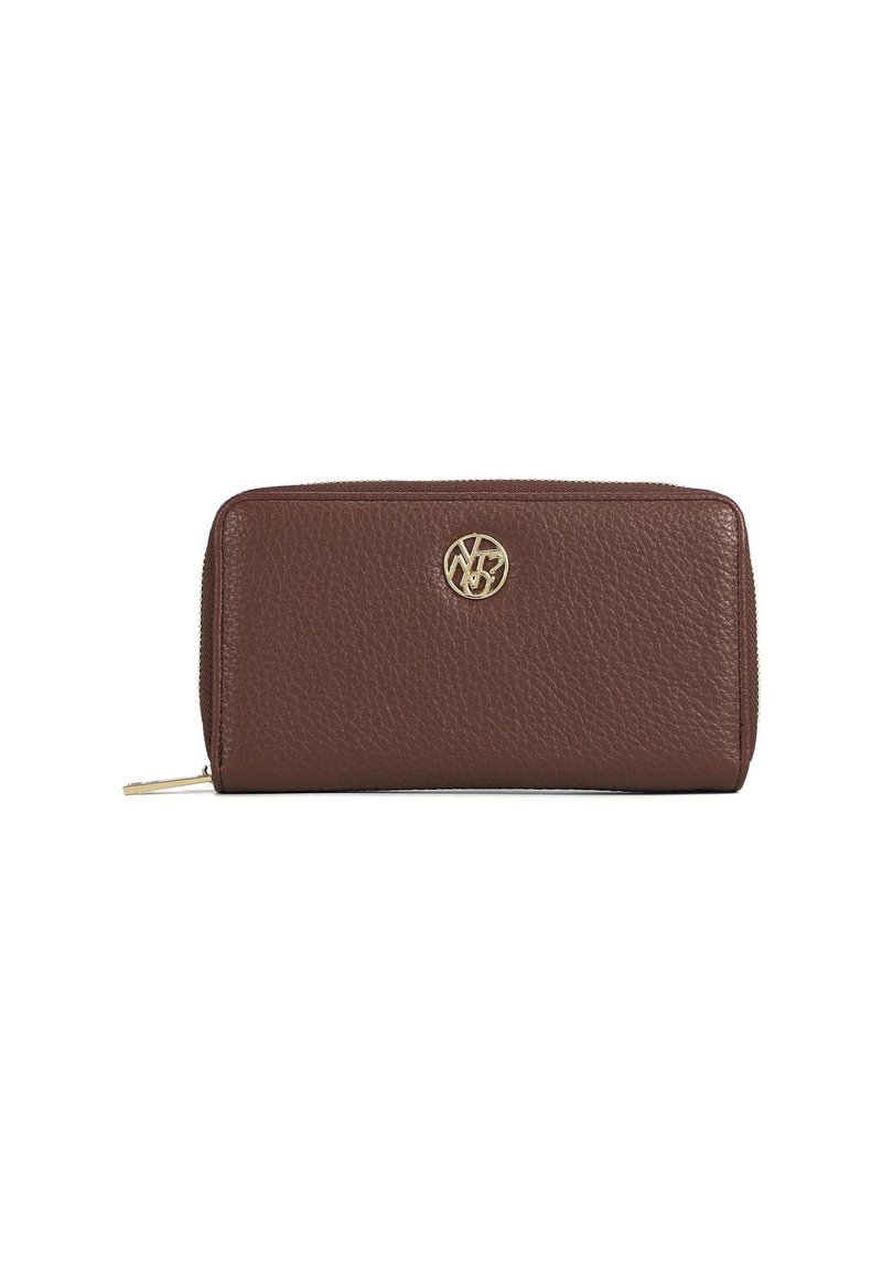 Portafoglio zippato in pelle marrone con texture, dotato di un piccolo logo circolare dorato e di una cerniera dorata su sfondo bianco.